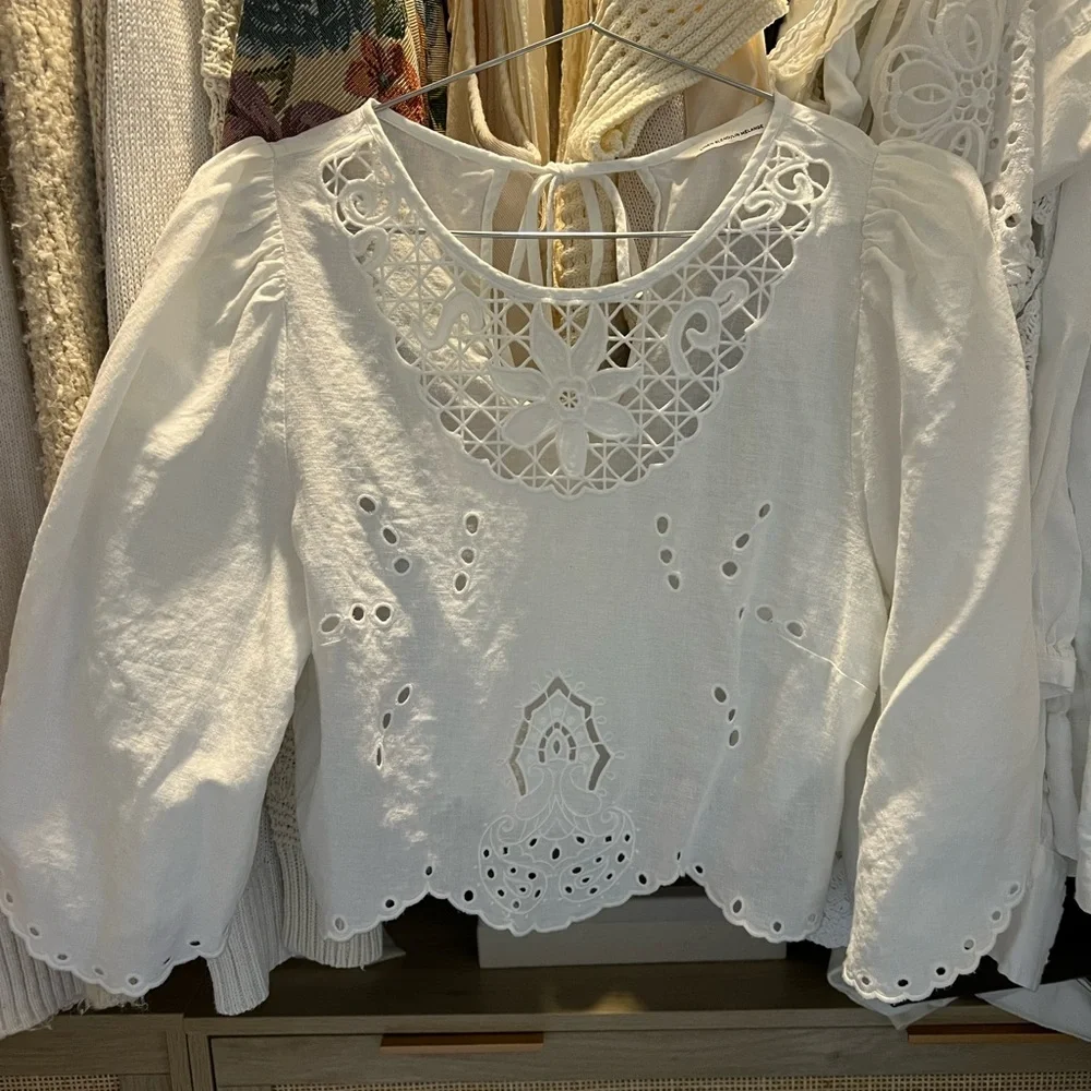 H&M White cropped Eyelet Crochet Neck Puff Sleeve Blouse
